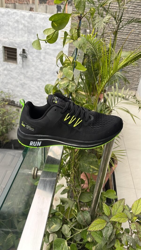 NIKE Run Edition Sneakers