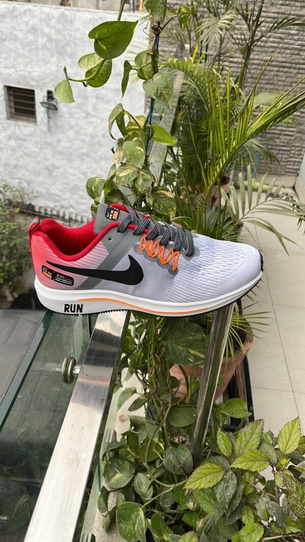 NIKE Run Edition Sneakers