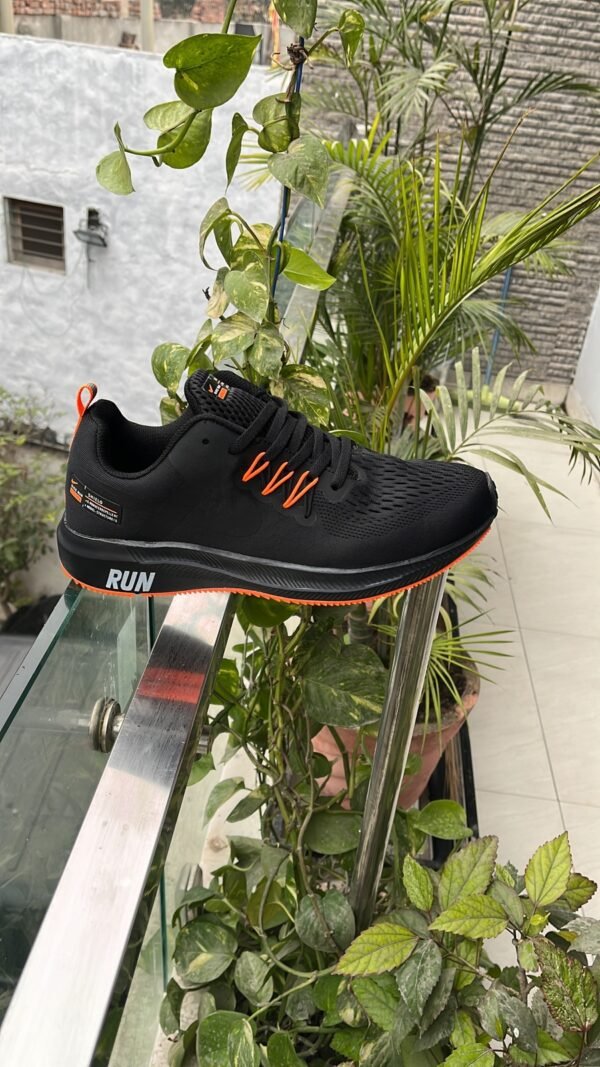 NIKE Run Edition Sneakers