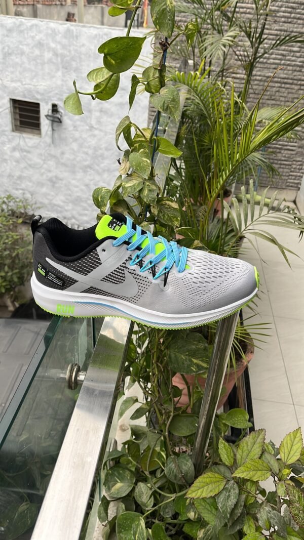 NIKE Run Edition Sneakers