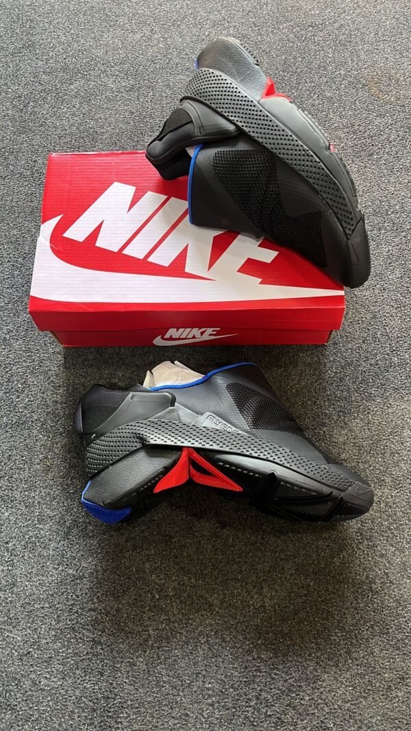 NIKE Fly Ease Sneakers 