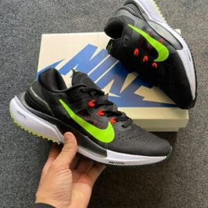 NIKE Zoom Vomero 15 Sneakers