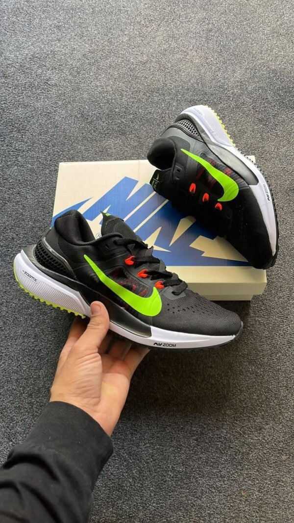 NIKE Zoom Vomero 15 Sneakers