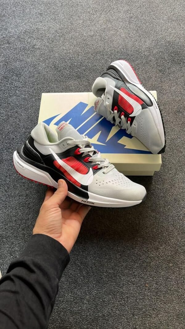 NIKE Zoom Vomero 15 Sneakers