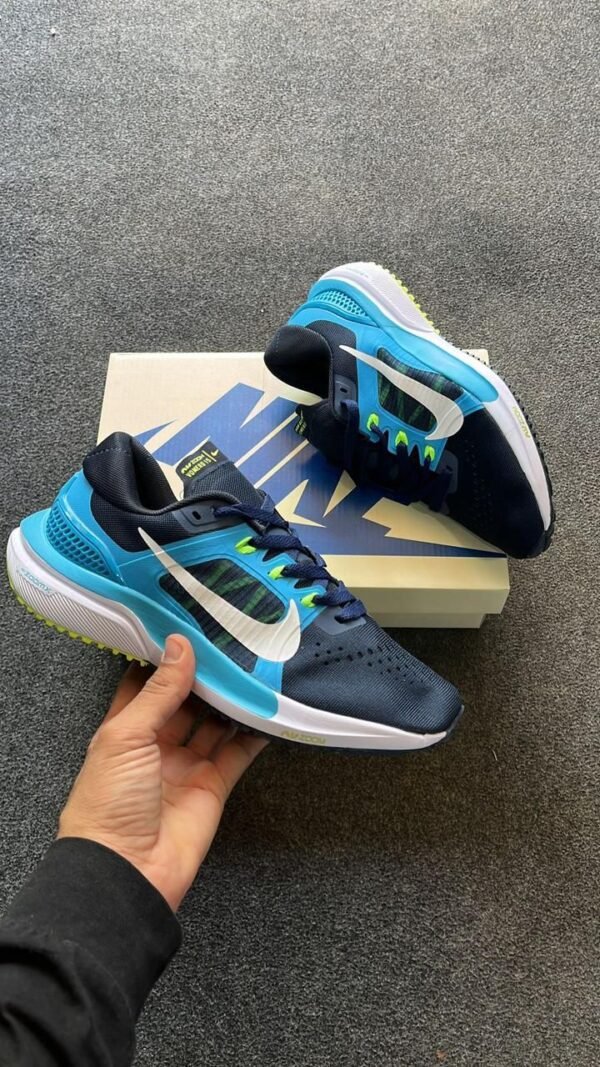 NIKE Zoom Vomero 15 Sneakers
