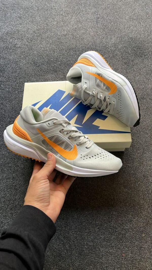 NIKE Zoom Vomero 15 Sneakers