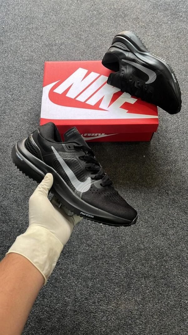 NIKE Zoom Vomero 15 Sneakers