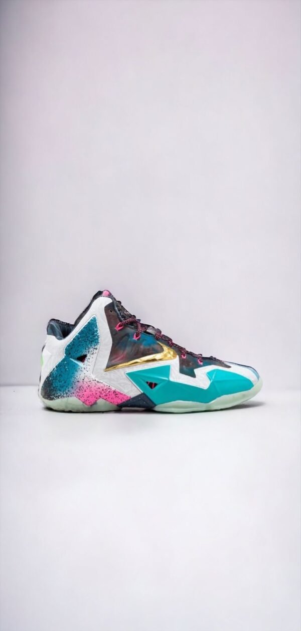 NIKE LeBron XI 