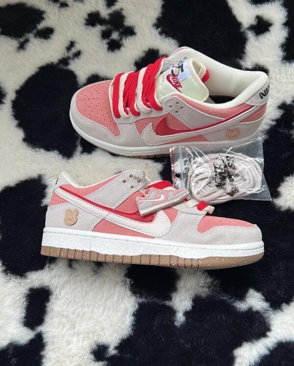 NIKE Women's Dunk SE 85 Bunny