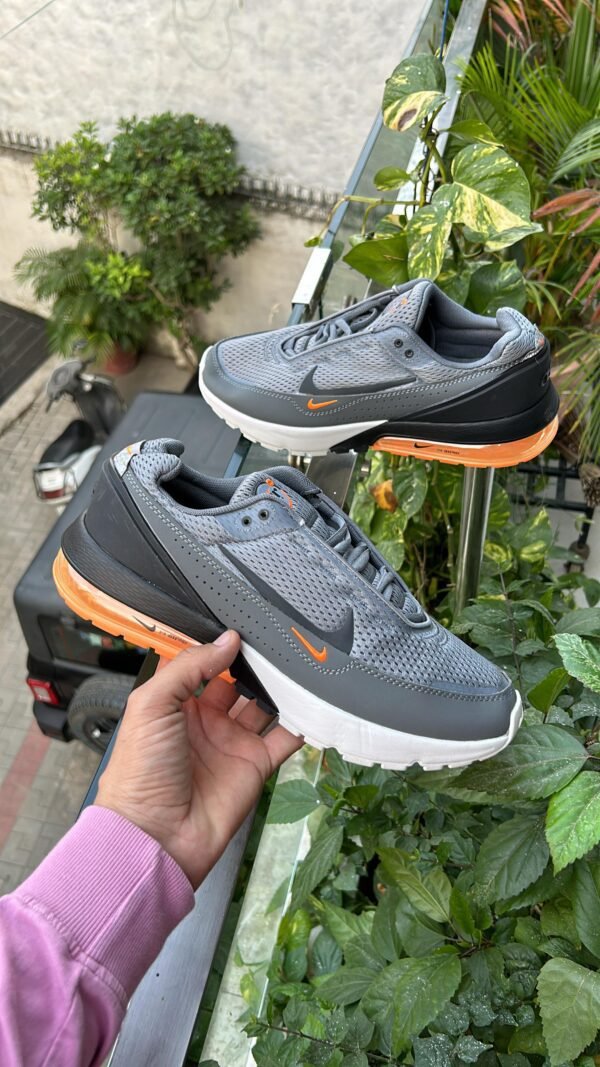 NIKE AirMax Pulse