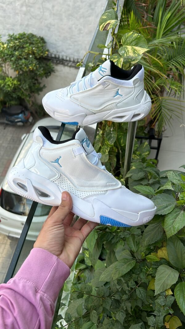 AIR JORDAN Max Aura 4