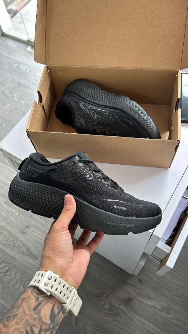 SKECHERS Go Run Max Road