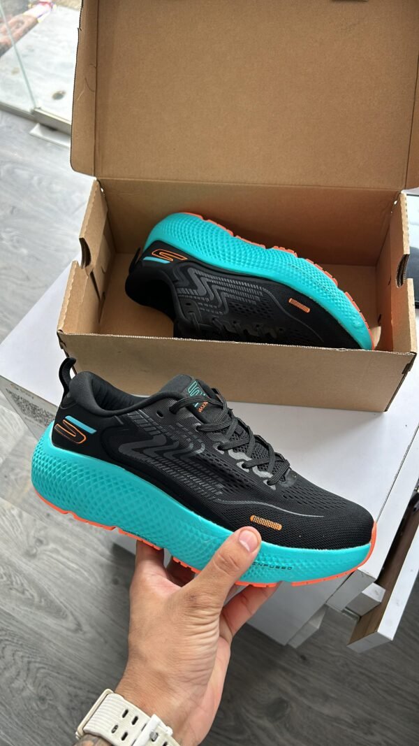 SKECHERS Go Run Max Road