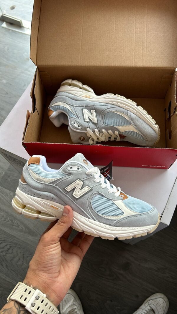 NEW BALANCE 2002R