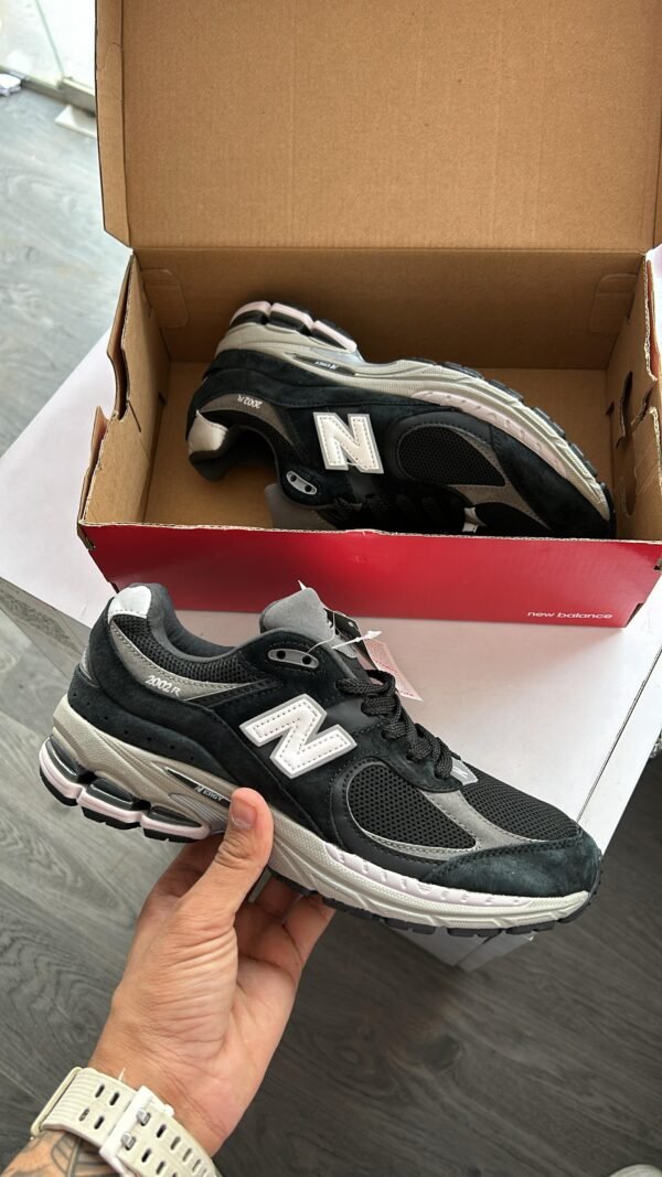 NEW BALANCE 2002R