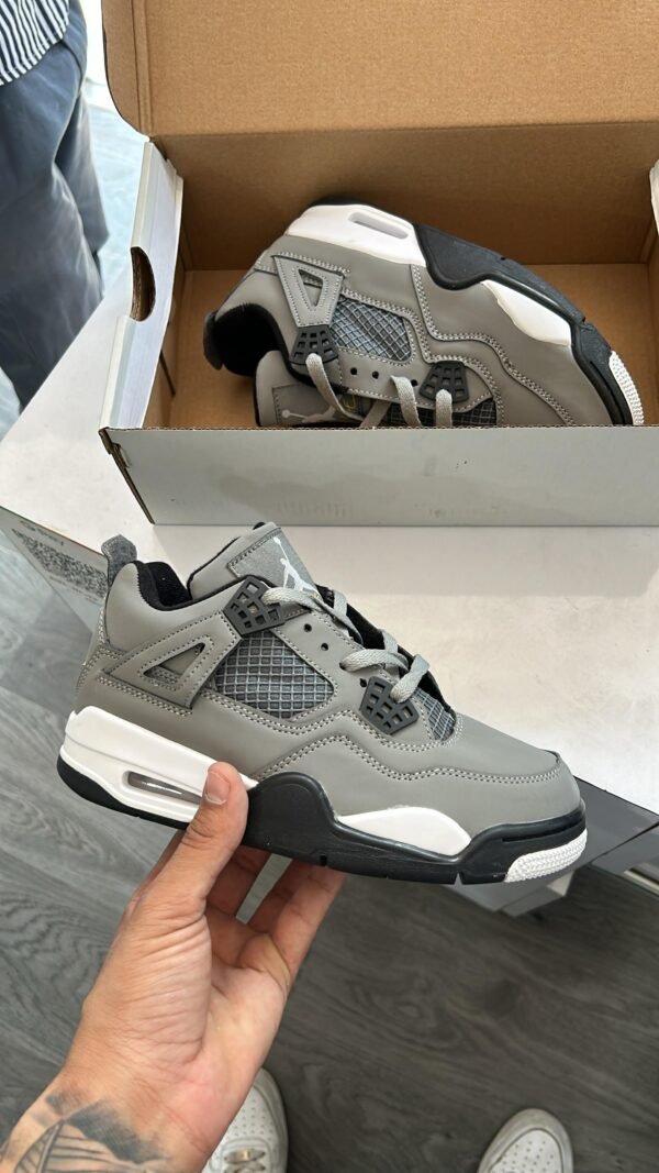 JORDAN Retro 4