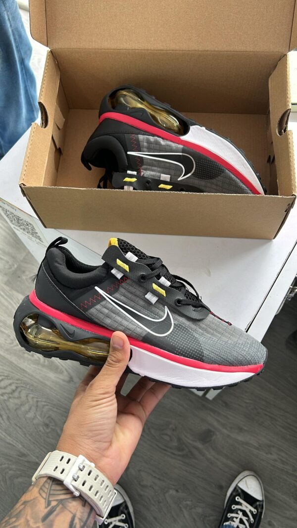 NIKE AIR MAX 2021