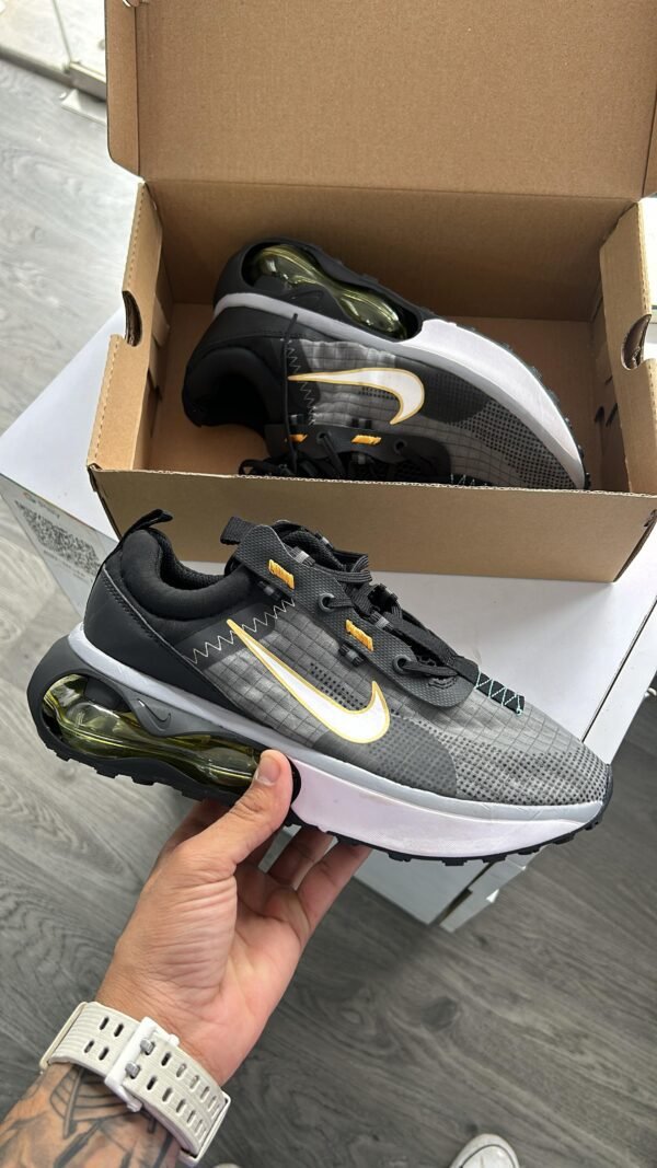 NIKE AirMax 2021