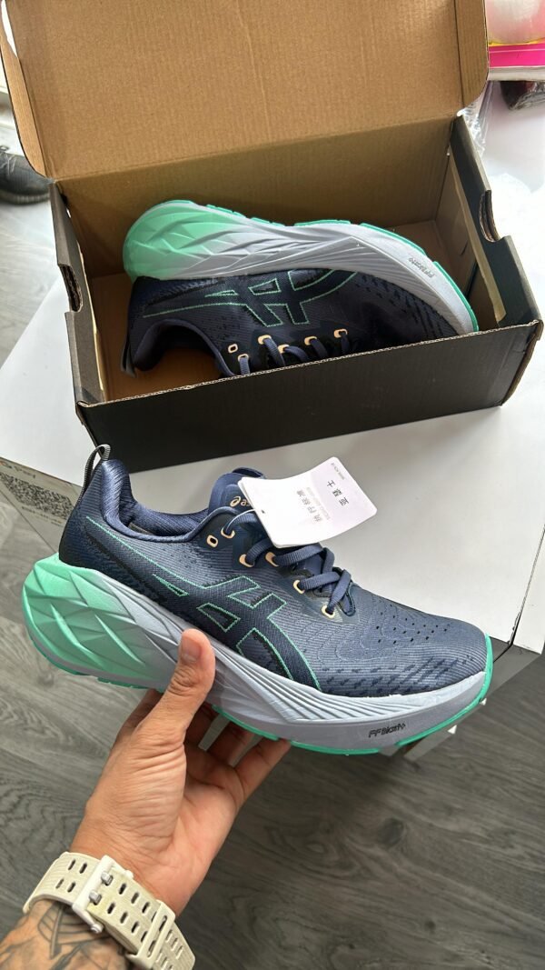 ASICS Novablast 4