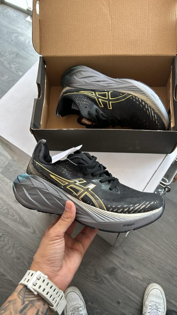 ASICS Novablast 4 Platinum