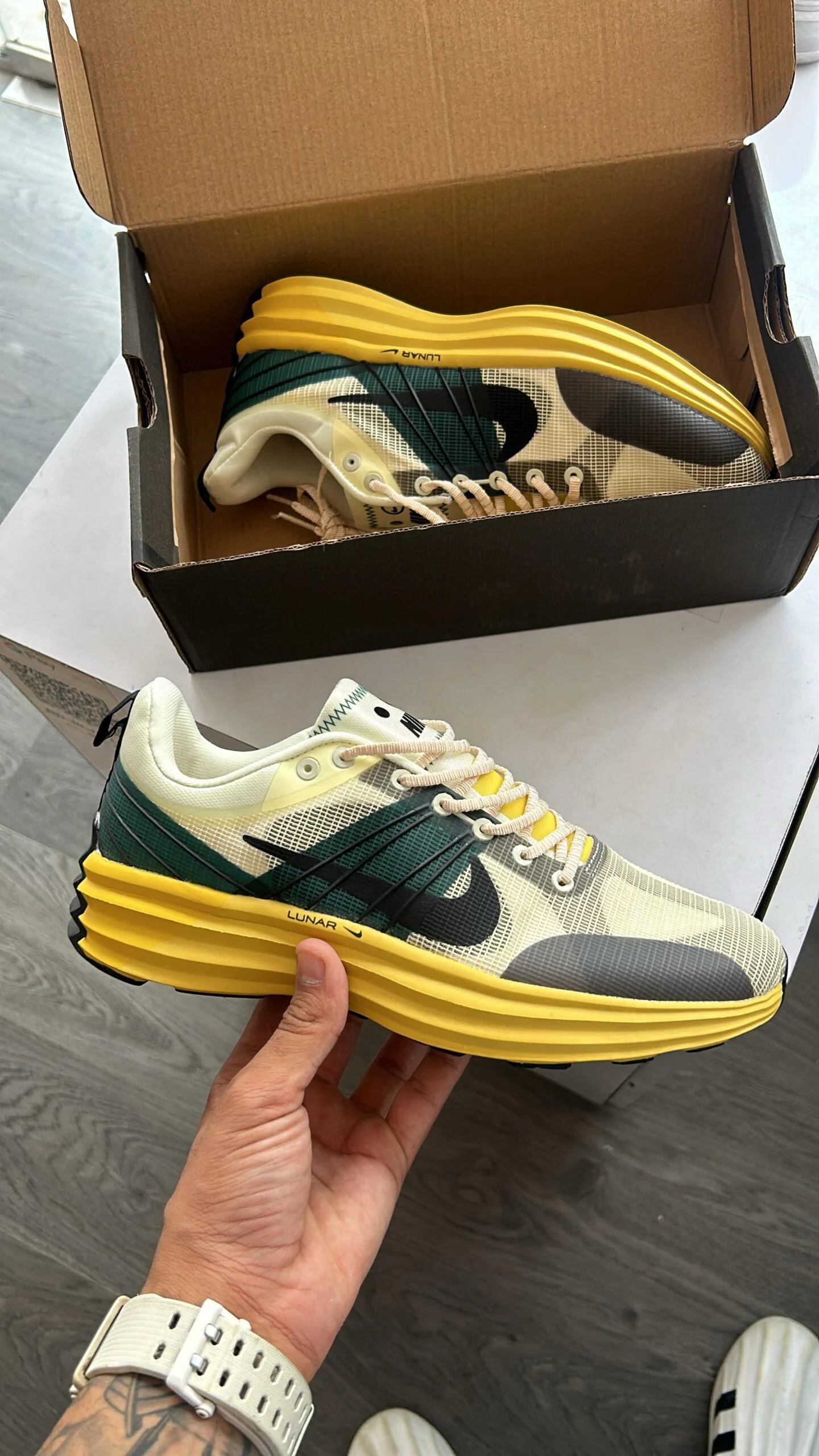 NIKE Lunar Roam Running