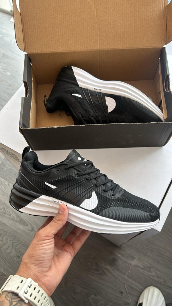 NIKE Lunar Roam Running