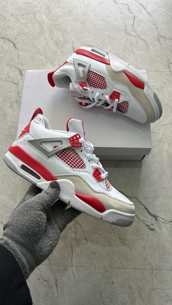 JORDAN Retro 4