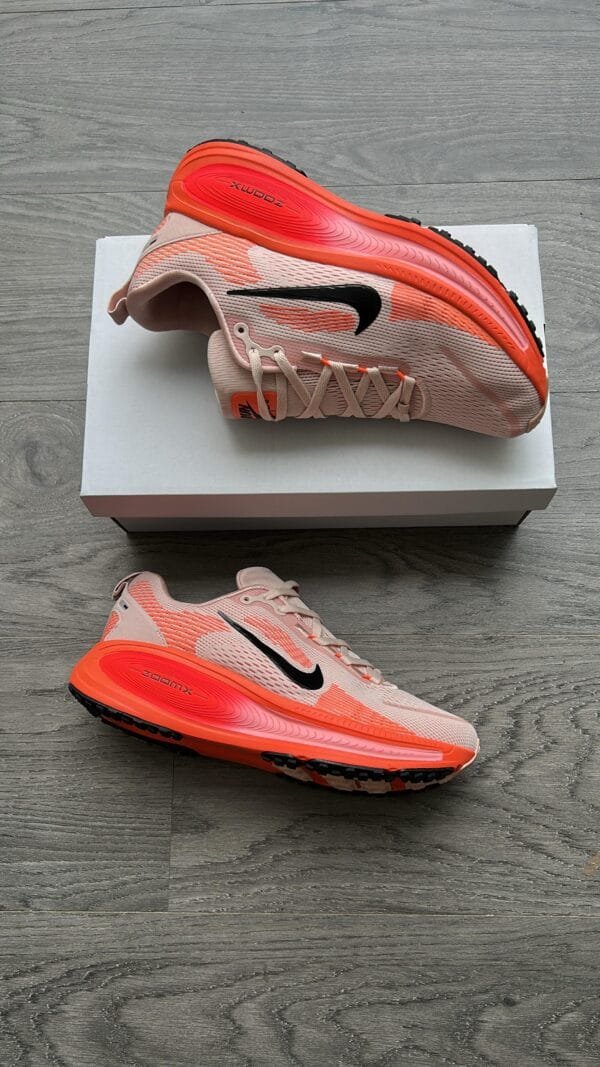 NIKE Zoom Vomero 18 Running