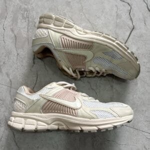 NIKE Vomero 5