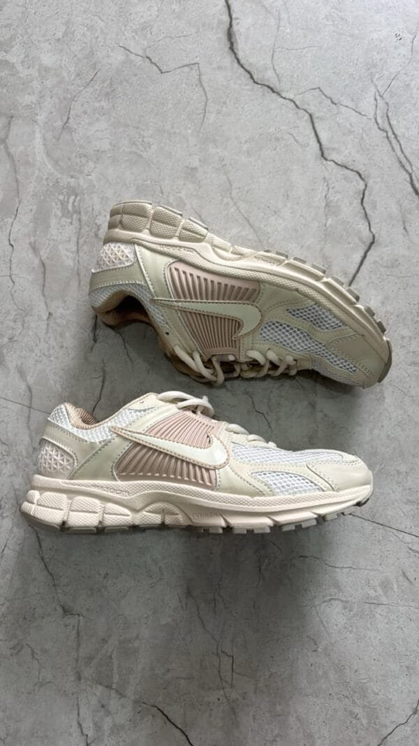 NIKE Vomero 5