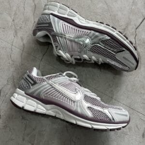 NIKE Vomero 5