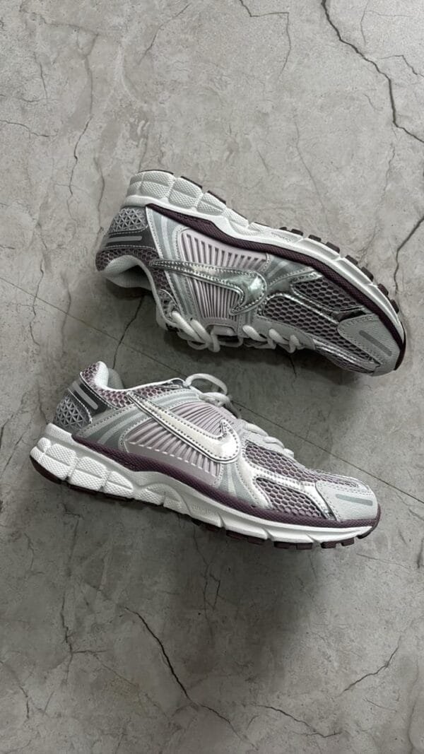 NIKE Vomero 5